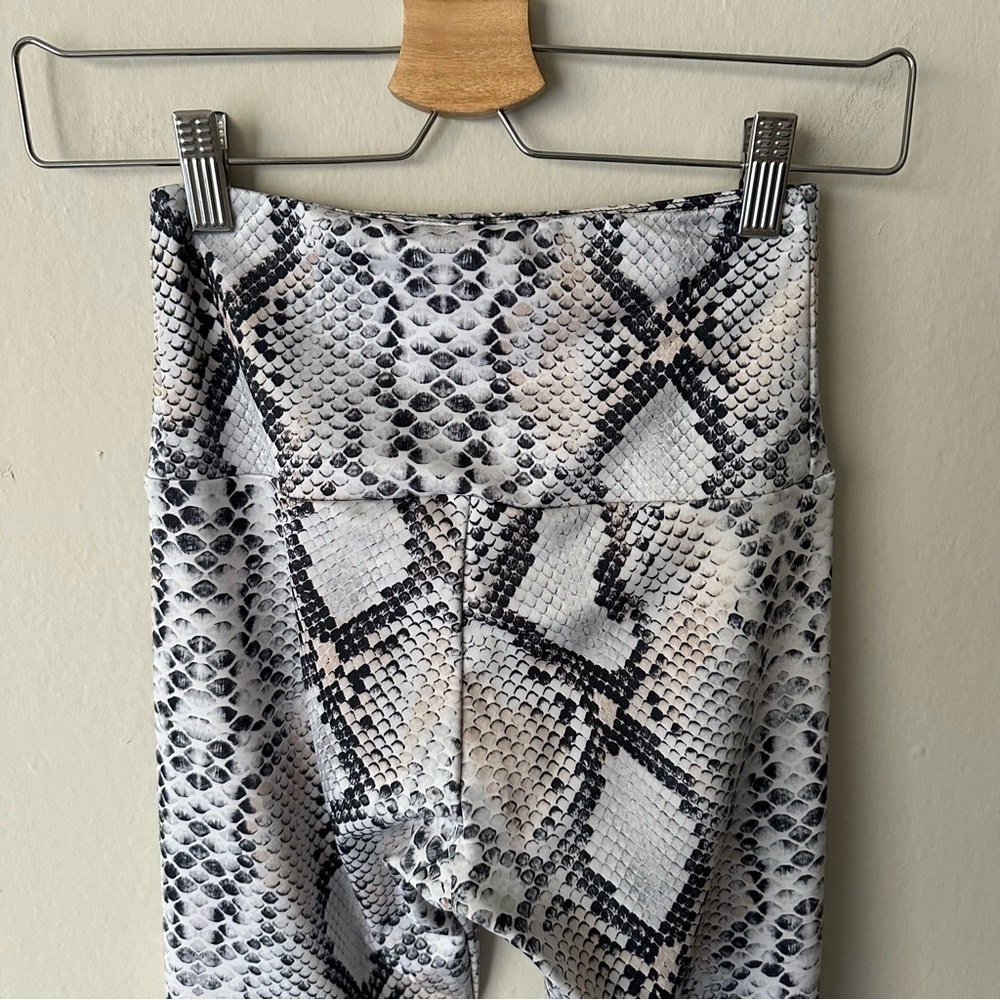 Onzie Snake Print Legging on White Size XS - Picture 5 of 8